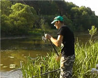 Видео «Рыбалка с Пашком» — Фидер на малой реке. Прикормка. 100 поклевок. Часть 1