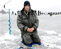 Видео «Флагман» — Ловля плотвы со льда с чемпионом мира Алексеем Страшным. Зимние прикормки FLAGMAN
