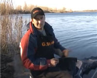 Видео «О рыбалке всерьез» — Весенняя ловля плотвы на фидер