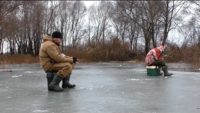 Ловля плотвы на безмотылку по первому льду - Рыбалка 62